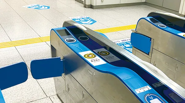 新幹線改札ステッカー広告