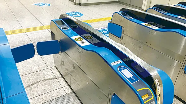 新幹線改札ステッカー広告