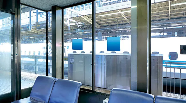 新幹線ホーム待合室ステッカー広告